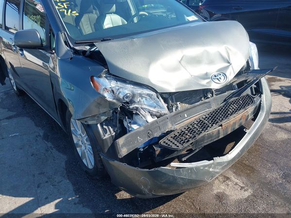 2012 TOYOTA SIENNA XLE 7 PASSENGER — I152