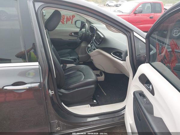 2019 CHRYSLER PACIFICA TOURING L — I5