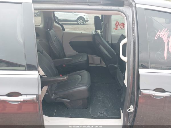 2019 CHRYSLER PACIFICA TOURING L — I8