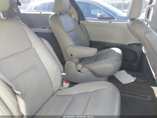 2015 TOYOTA SIENNA XLE 7 PASSENGER — I8