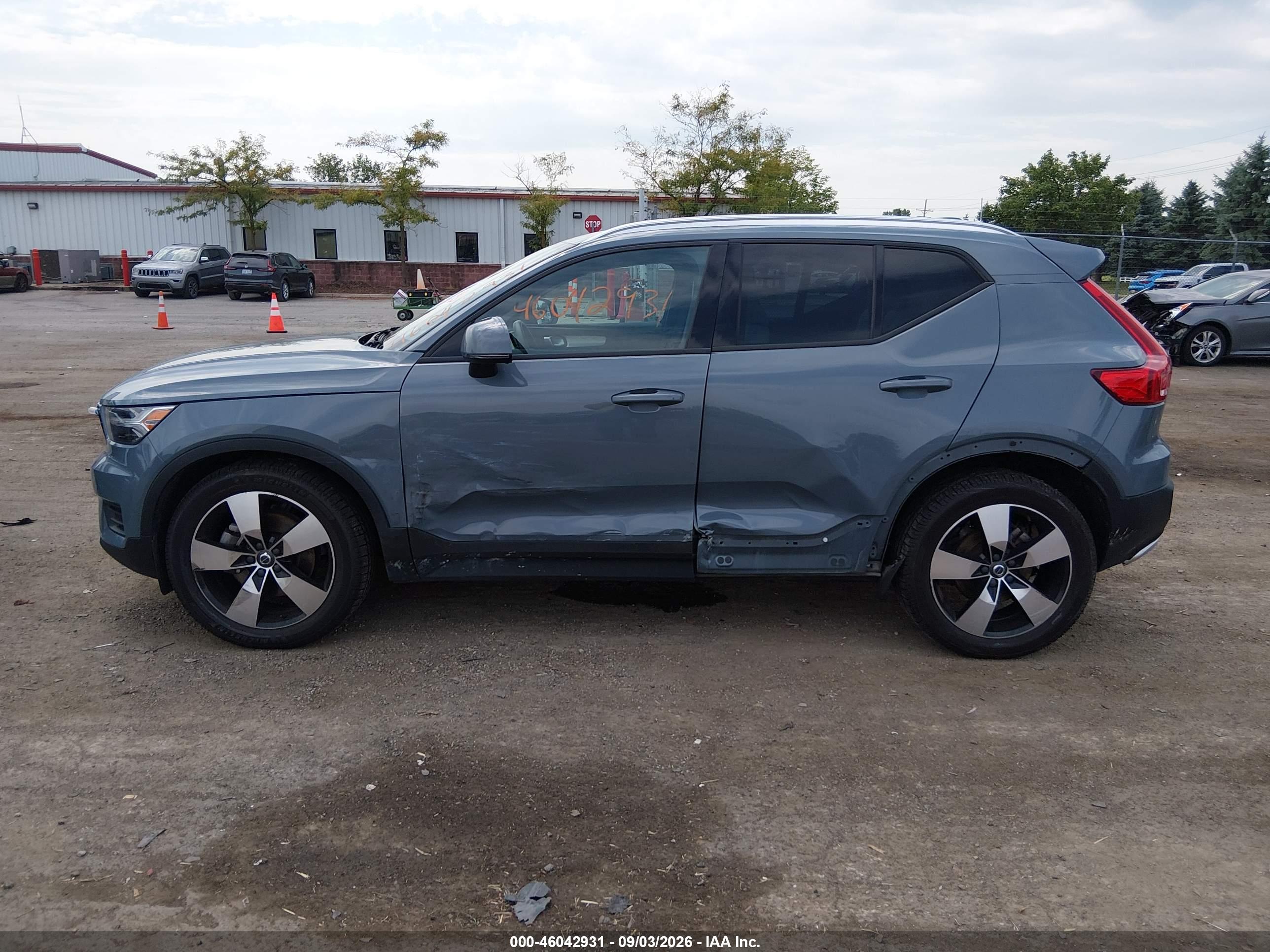 2020 VOLVO XC40 T5 MOMENTUM