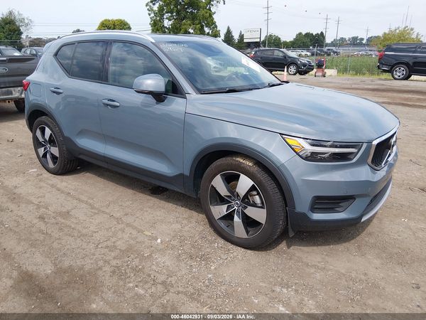 2020 VOLVO XC40 T5 MOMENTUM