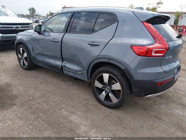 2020 VOLVO XC40 T5 MOMENTUM