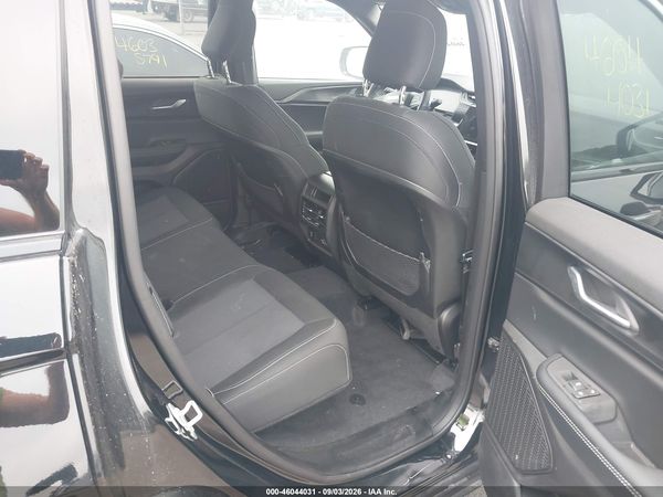 2025 JEEP GRAND CHEROKEE LAREDO 4X4 — I8