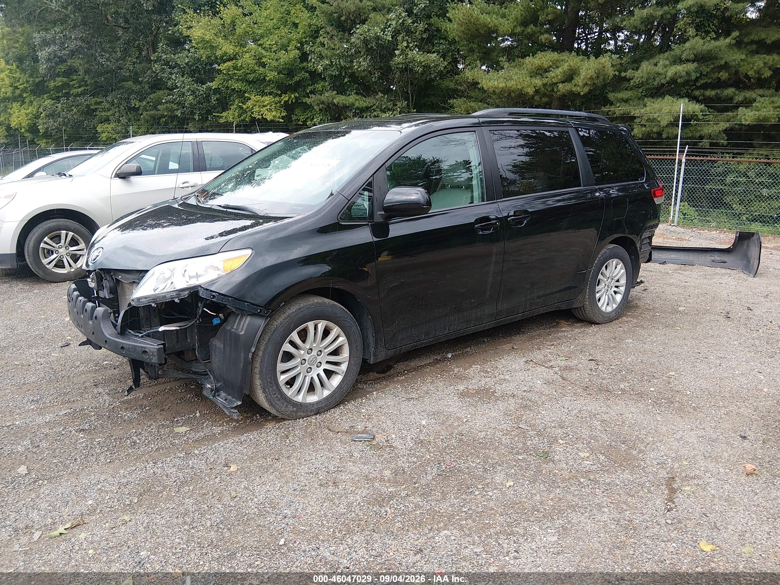 2014 TOYOTA SIENNA XLE V6 8 PASSENGER — I2