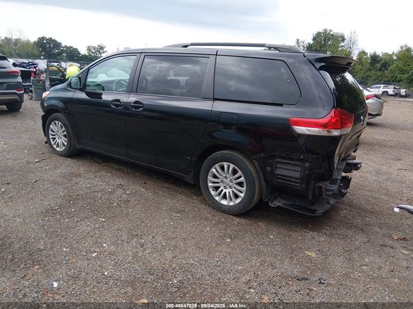 2014 TOYOTA SIENNA XLE V6 8 PASSENGER — I3