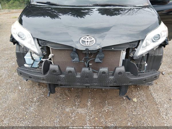 2014 TOYOTA SIENNA XLE V6 8 PASSENGER — I6