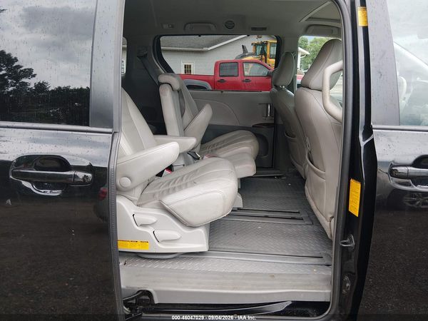 2014 TOYOTA SIENNA XLE V6 8 PASSENGER — I8