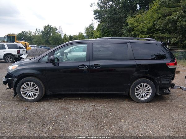 2014 TOYOTA SIENNA XLE V6 8 PASSENGER — I117