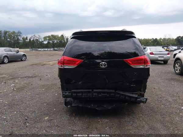 2014 TOYOTA SIENNA XLE V6 8 PASSENGER — I119