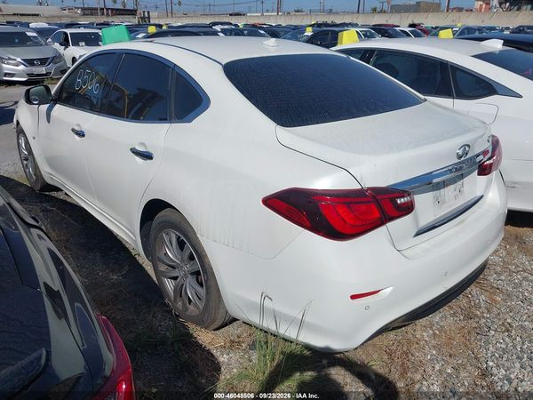 2016 INFINITI Q70 3.7 — I3