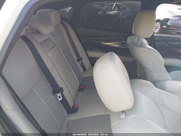 2016 INFINITI Q70 3.7 — I8