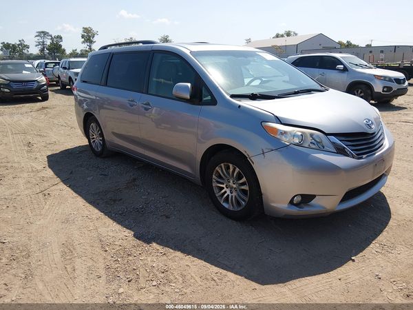 2012 TOYOTA SIENNA XLE V6 8 PASSENGER — I1