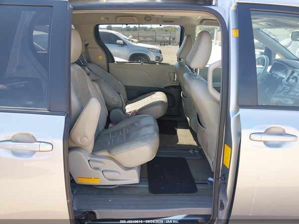 2012 TOYOTA SIENNA XLE V6 8 PASSENGER — I8
