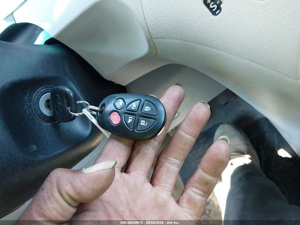 2012 TOYOTA SIENNA XLE V6 8 PASSENGER — I11
