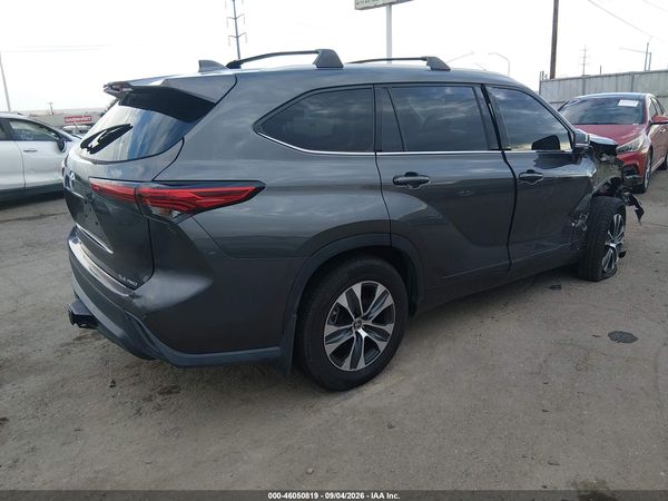 2022 TOYOTA HIGHLANDER XLE — I4