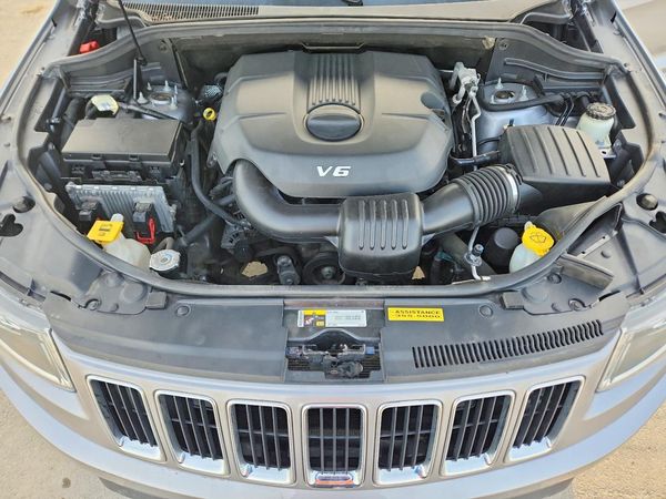 2014 JEEP CHEROKEE Limited — Engine bay