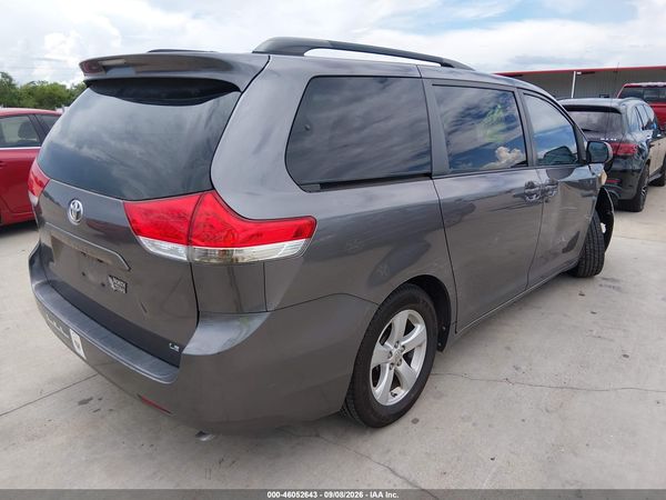 2014 TOYOTA SIENNA — I4