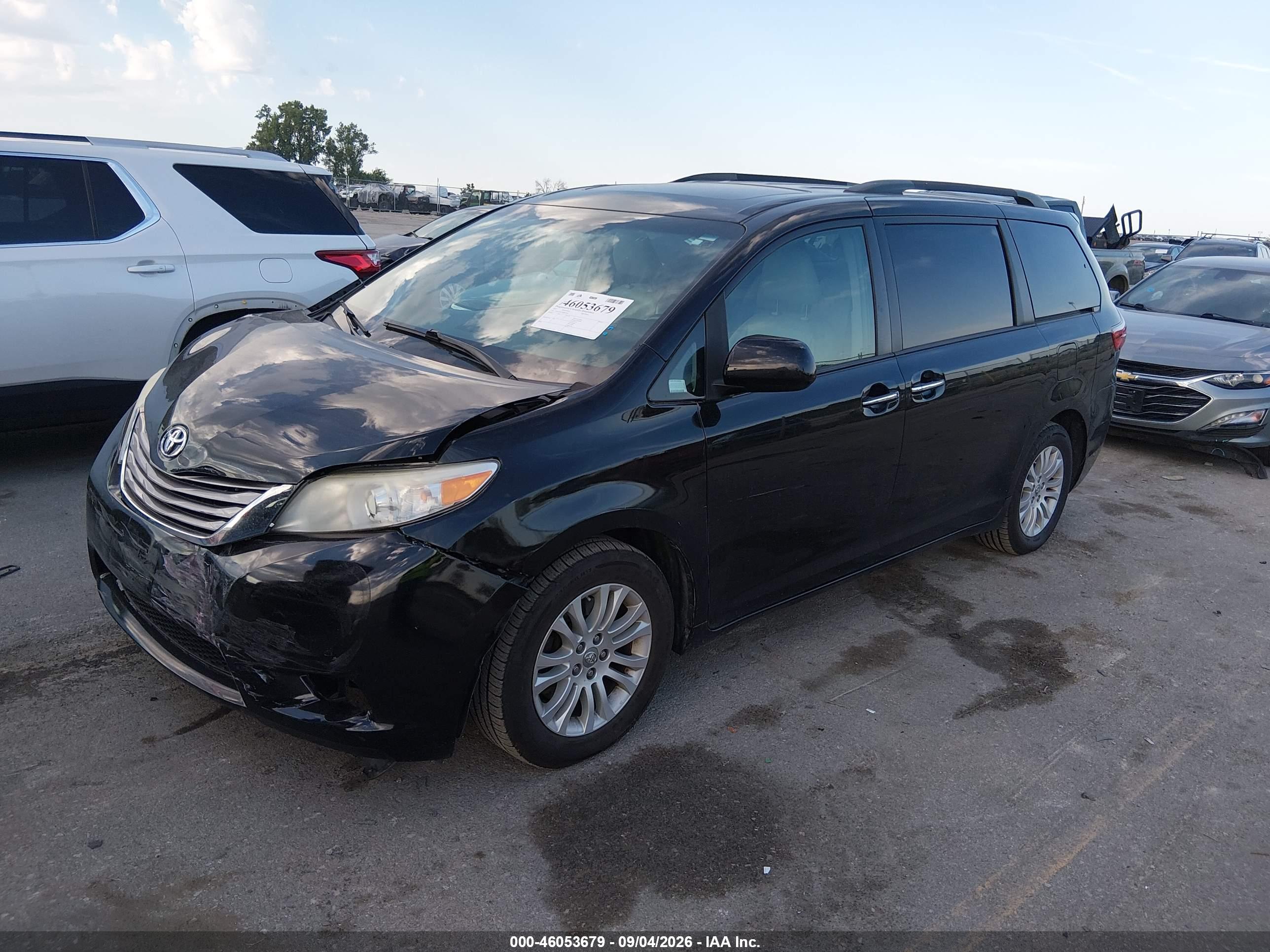 2017 TOYOTA SIENNA XLE 8 PASSENGER — I2