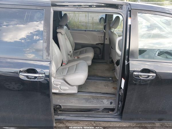 2017 TOYOTA SIENNA XLE 8 PASSENGER — I8