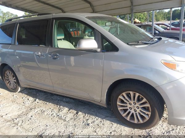 2015 TOYOTA SIENNA XLE PREMIUM 8 PASSENGER