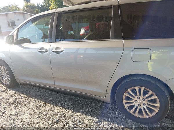 2015 TOYOTA SIENNA XLE PREMIUM 8 PASSENGER