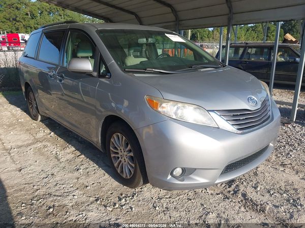 2015 TOYOTA SIENNA XLE PREMIUM 8 PASSENGER
