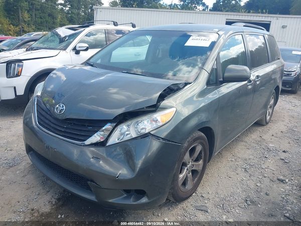 2013 TOYOTA SIENNA — I2