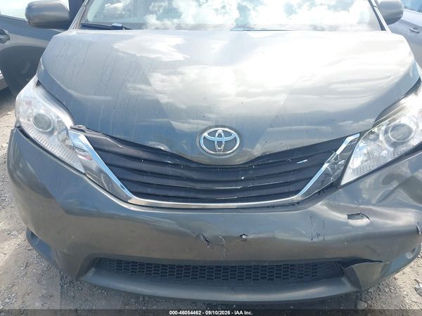 2013 TOYOTA SIENNA LE V6 8 PASSENGER — I6