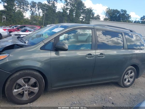 2013 TOYOTA SIENNA LE V6 8 PASSENGER — I117