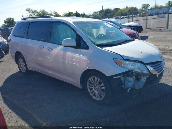 2015 TOYOTA SIENNA XLE PREMIUM 8 PASSENGER — I1