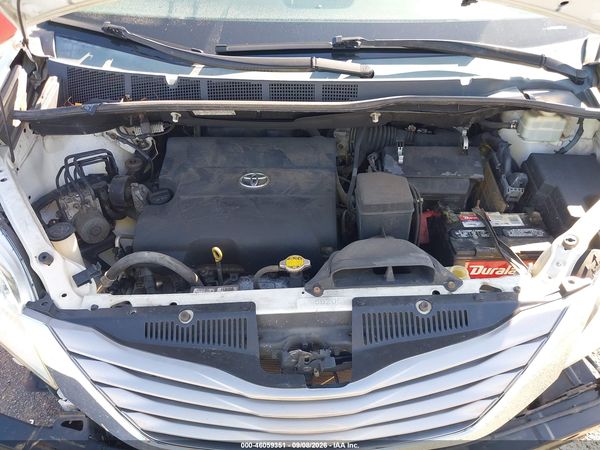 2015 TOYOTA SIENNA XLE PREMIUM 8 PASSENGER — I10