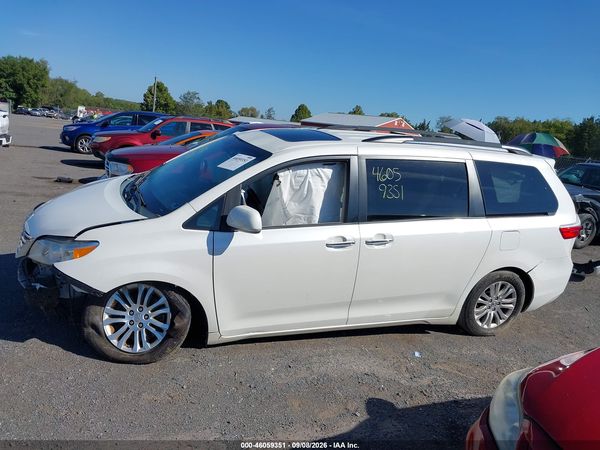 2015 TOYOTA SIENNA XLE PREMIUM 8 PASSENGER — I117
