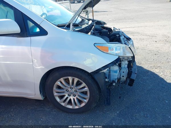 2015 TOYOTA SIENNA XLE PREMIUM 8 PASSENGER — I154