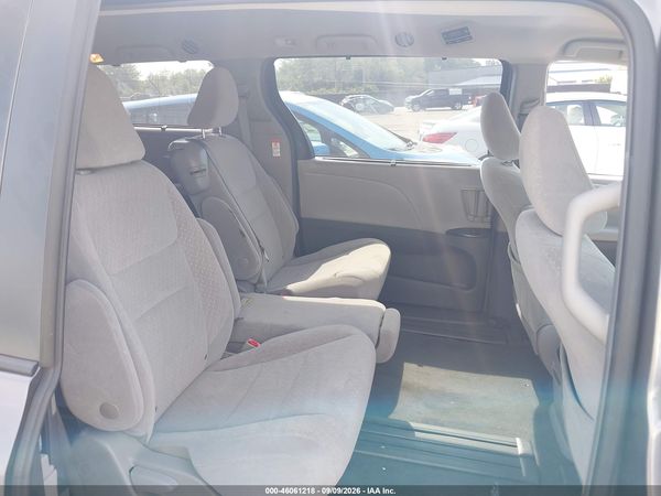2019 TOYOTA SIENNA LE 8 PASSENGER — I8