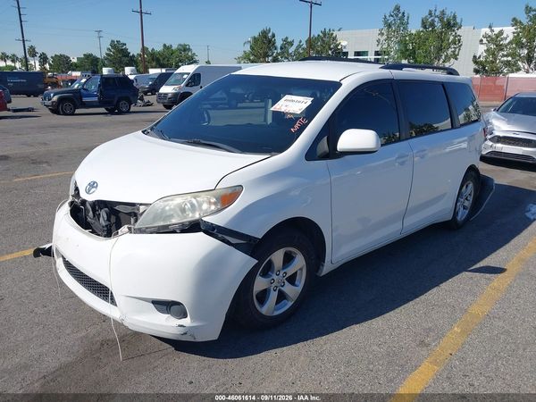 2017 TOYOTA SIENNA — I2