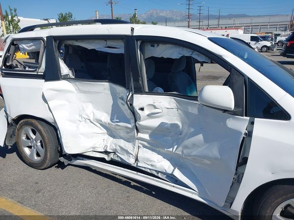 2017 TOYOTA SIENNA LE 8 PASSENGER — I6