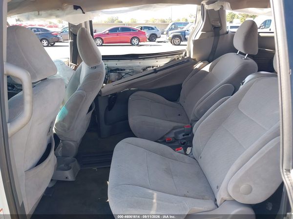 2017 TOYOTA SIENNA LE 8 PASSENGER — I8