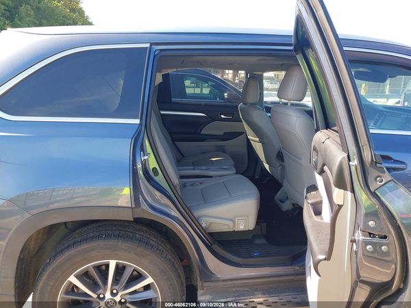 2019 TOYOTA HIGHLANDER XLE — I8
