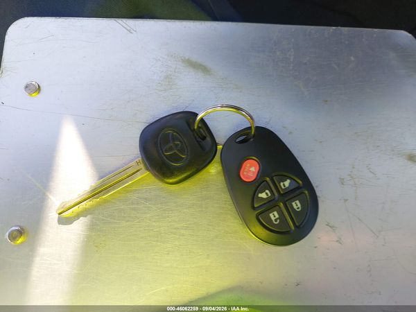 2015 TOYOTA SIENNA LE 8 PASSENGER — I11
