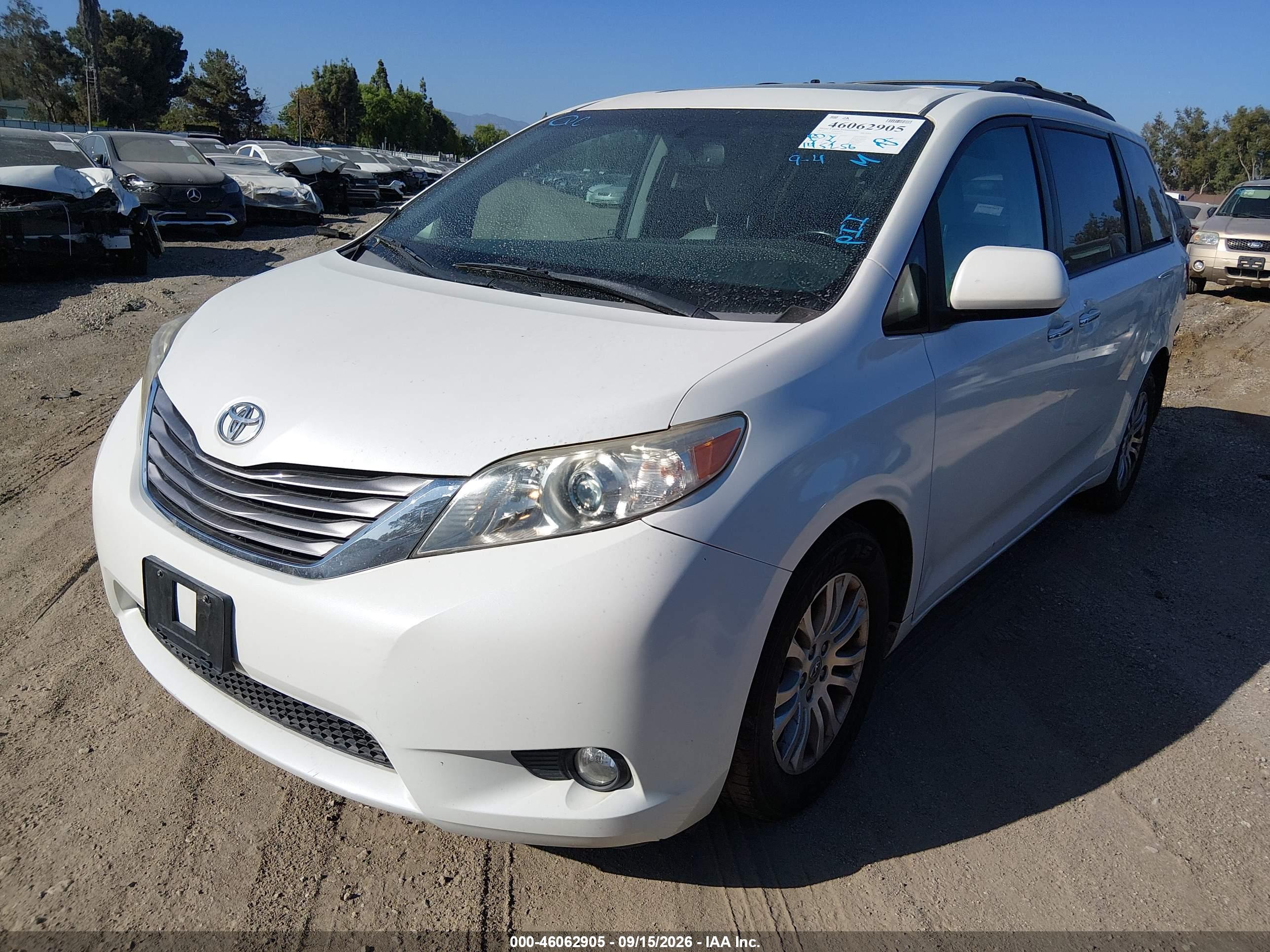 2017 TOYOTA SIENNA XLE 8 PASSENGER — I2