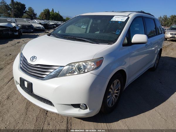2017 TOYOTA SIENNA — I2