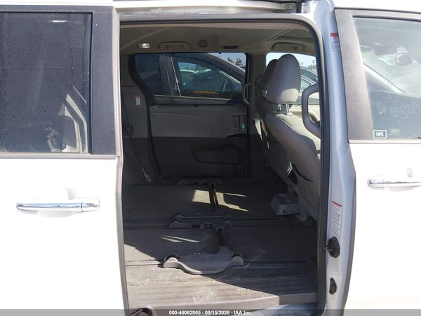 2017 TOYOTA SIENNA XLE 8 PASSENGER — I8