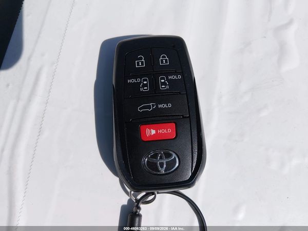 2026 TOYOTA SIENNA XLE