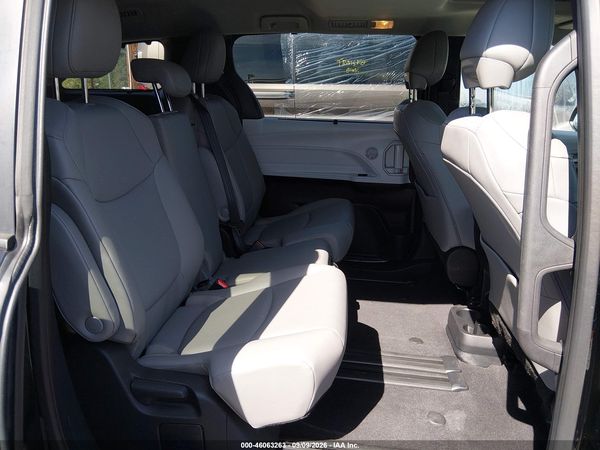 2026 TOYOTA SIENNA XLE