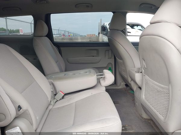 2016 KIA SEDONA LX — I8