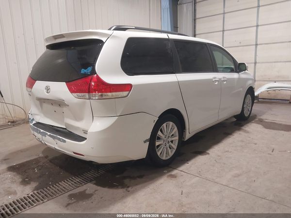 2014 TOYOTA SIENNA LTD — I4