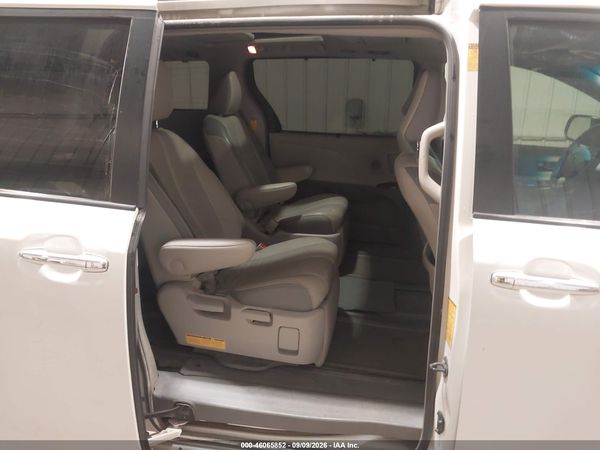 2014 TOYOTA SIENNA LTD — I8