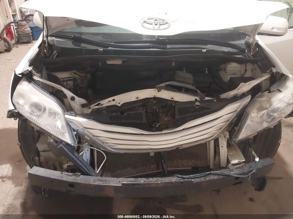 2014 TOYOTA SIENNA LTD — I10
