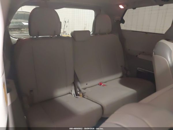 2014 TOYOTA SIENNA LTD — I152